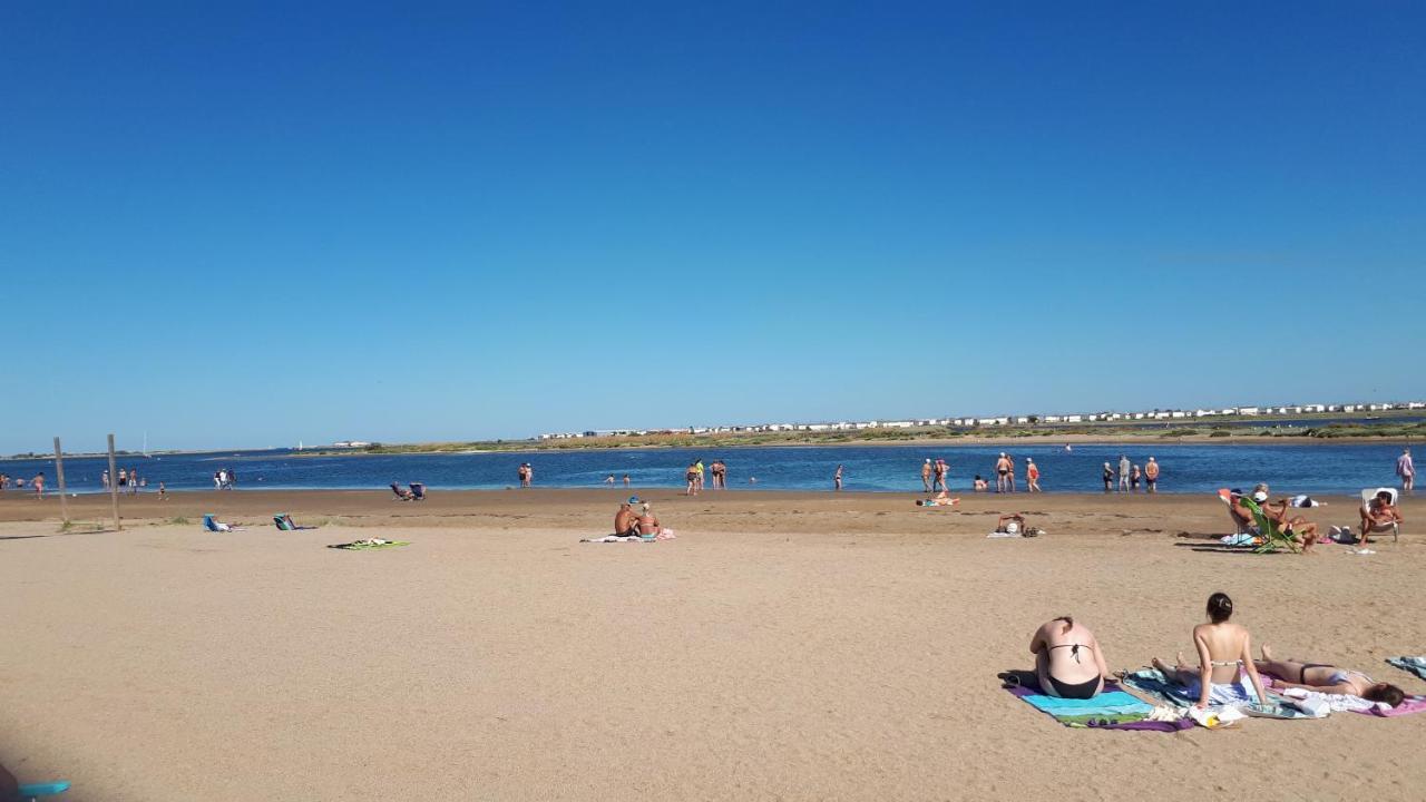 Studio Cabine Avec Jardinet A 30 M De La Plage, Au Calme. Gruissan Luaran gambar