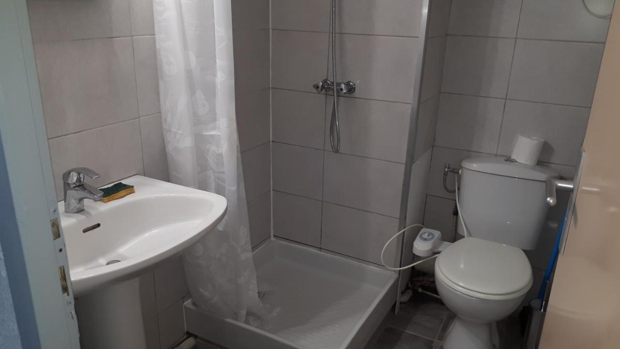 Studio Cabine Avec Jardinet A 30 M De La Plage, Au Calme. Gruissan Luaran gambar