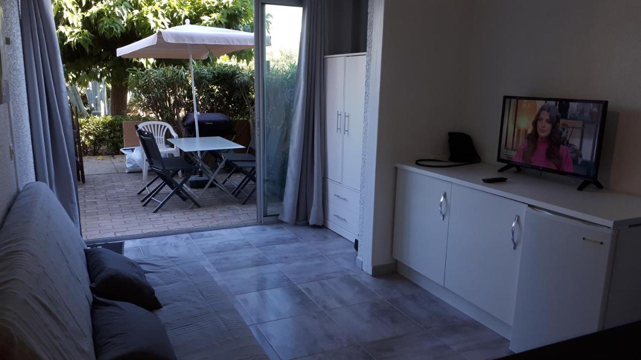 Studio Cabine Avec Jardinet A 30 M De La Plage, Au Calme. Gruissan Luaran gambar